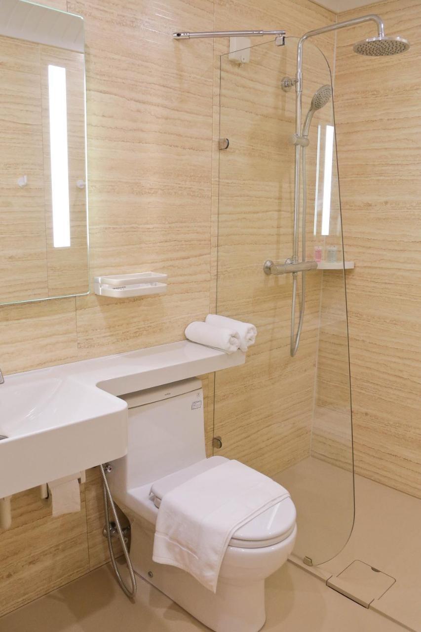 Top Holiday Hotel Seri Kembangan Exterior photo