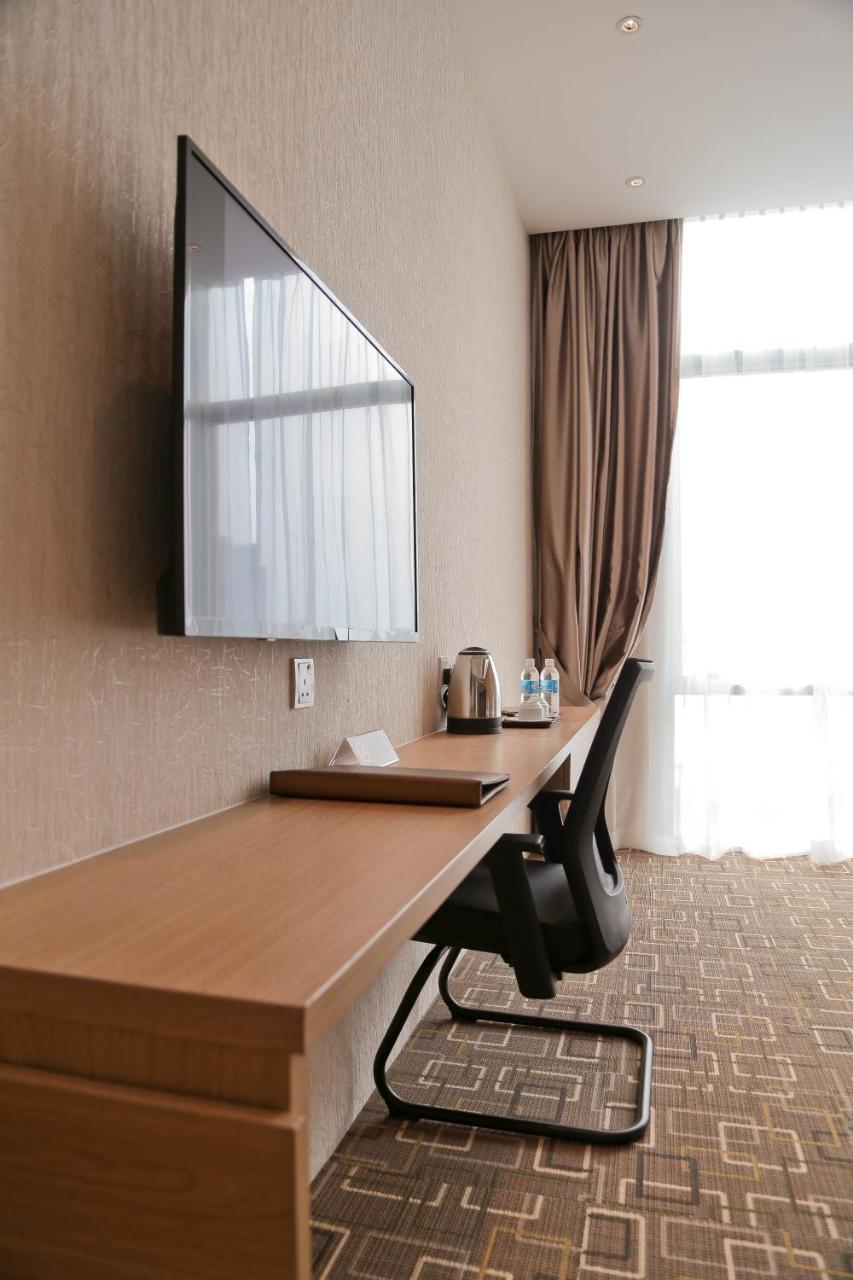 Top Holiday Hotel Seri Kembangan Exterior photo